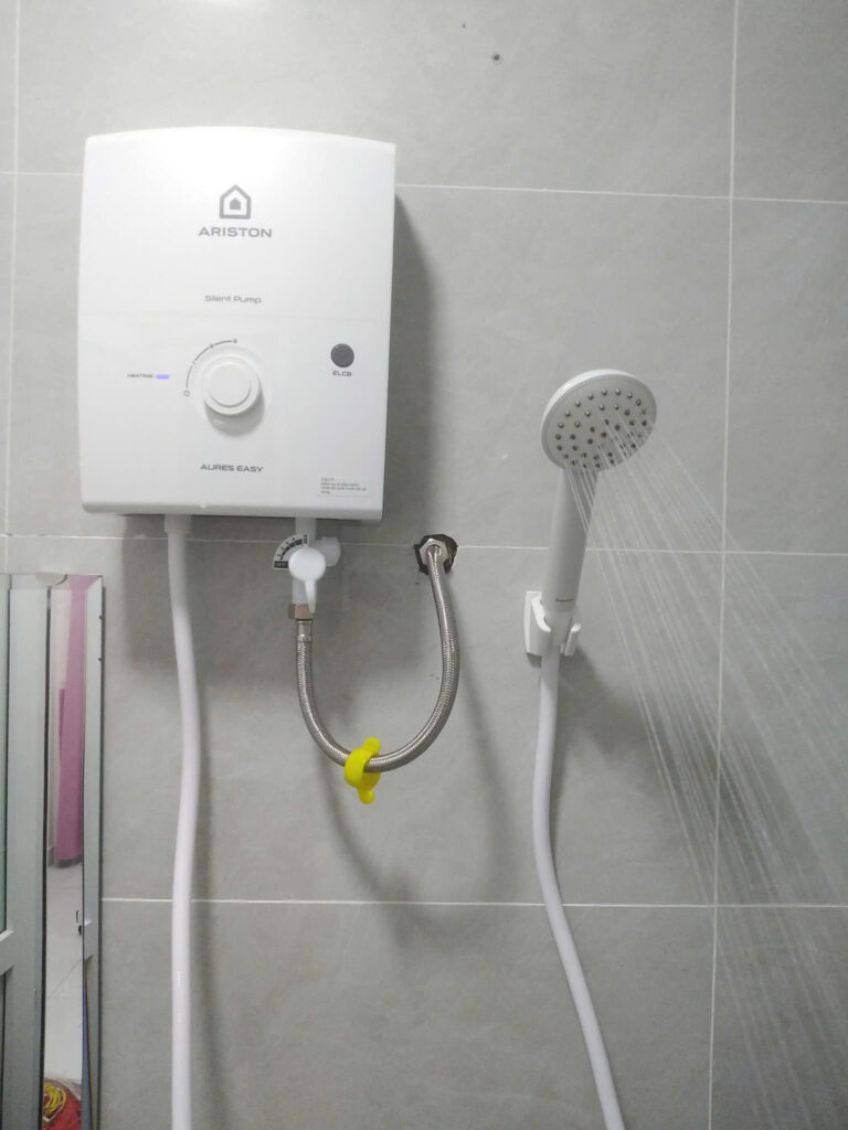Máy Nước Nóng Ariston Cho Phòng Trọ – Loại Nào Nhỏ Gọn, Giá Rẻ, Lắp Nhanh? Máy Nước Nóng Ariston Cho Phòng Trọ
