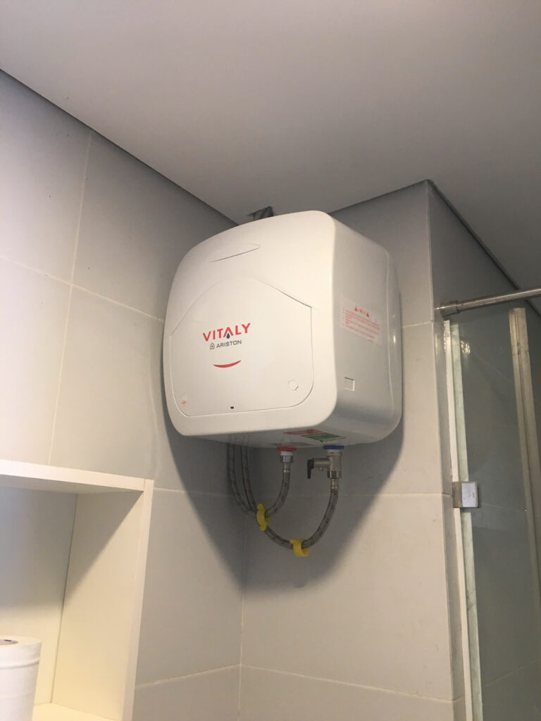 Máy Nước Nóng Ariston Cho Phòng Trọ – Loại Nào Nhỏ Gọn, Giá Rẻ, Lắp Nhanh? Lắp đặt bình Ariston 15L tại phòng trọ – gọn gàng, tiết kiệm diện tích tường