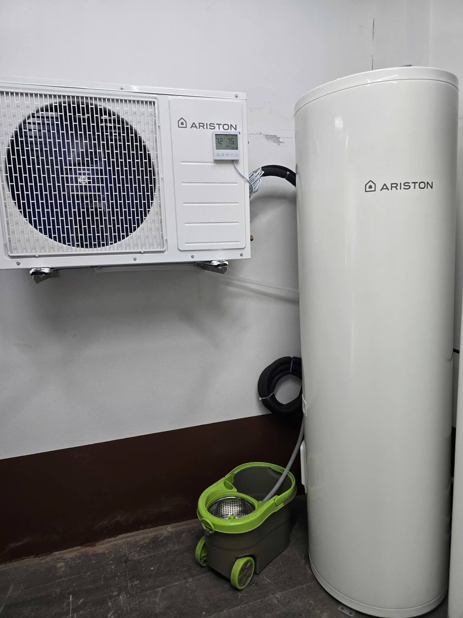 Lắp Đặt Máy Nước Nóng Bơm Nhiệt Ariston: Cần Chuẩn Bị Gì, Đặt Dàn Nóng Ở Đâu? Lắp đặt máy nước nóng bơm nhiệt tách rời Ariston: dàn ngưng treo tường và bình chứa 200L tại Đà Nẵng